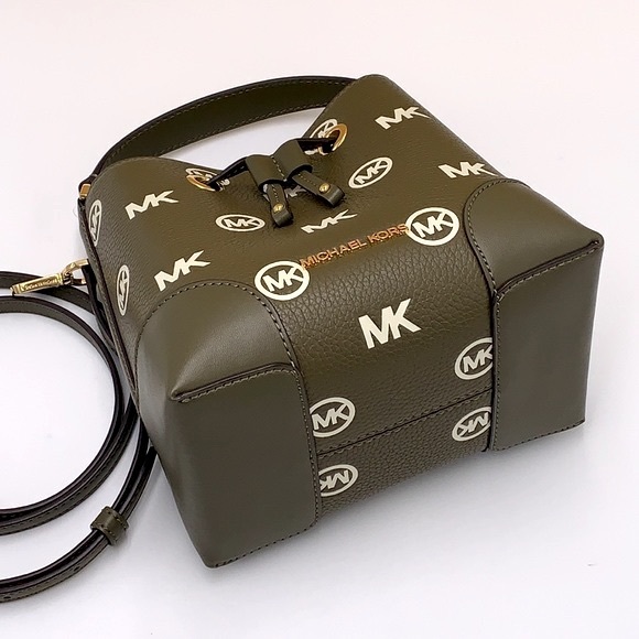 MICHAEL KORS
Mercer Small Logo Embossed Leather
Bucket Bag
COLOR OLIVE - Picture 5 of 15